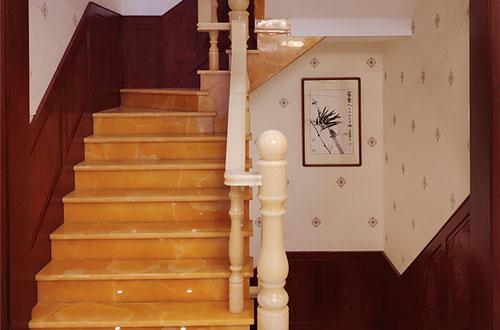 宁德中式别墅室内汉白玉石楼梯的定制安装装饰效果