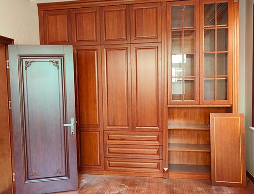 宁德中式家庭装修里定制的实木衣柜效果图